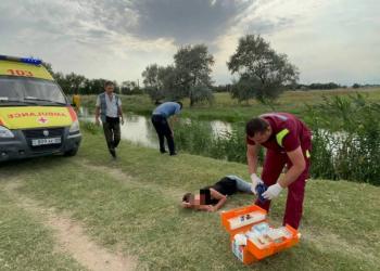 Транспортный полицейский спас тонущую в воде женщину