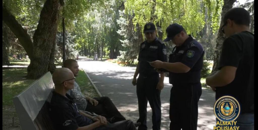 Более 50 правонарушений выявлено во время одного рейда в парке им.28 гвардейцев-панфиловцев в Алматы