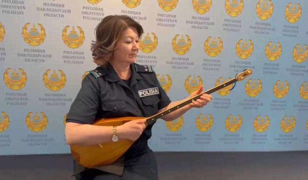 Павлодарские полицейские исполнили известный кюй “Балбырауын” в честь Национального Дня домбры
