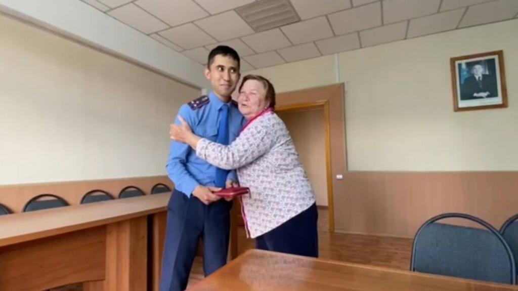 Полицейские вернули бабушке утерянный кошелек в ВКО