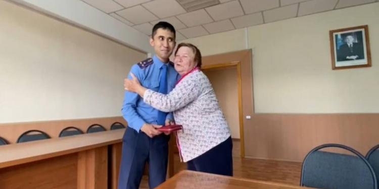 Полицейские вернули бабушке утерянный кошелек в ВКО