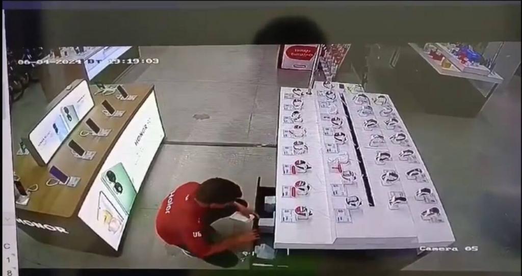 Продавец магазина задержан по подозрению в краже дорогих смартфонов в Актюбинской области