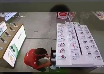 Продавец магазина задержан по подозрению в краже дорогих смартфонов в Актюбинской области