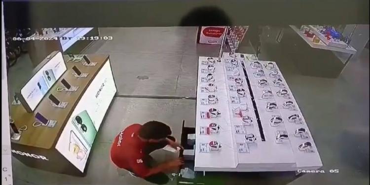 Продавец магазина задержан по подозрению в краже дорогих смартфонов в Актюбинской области