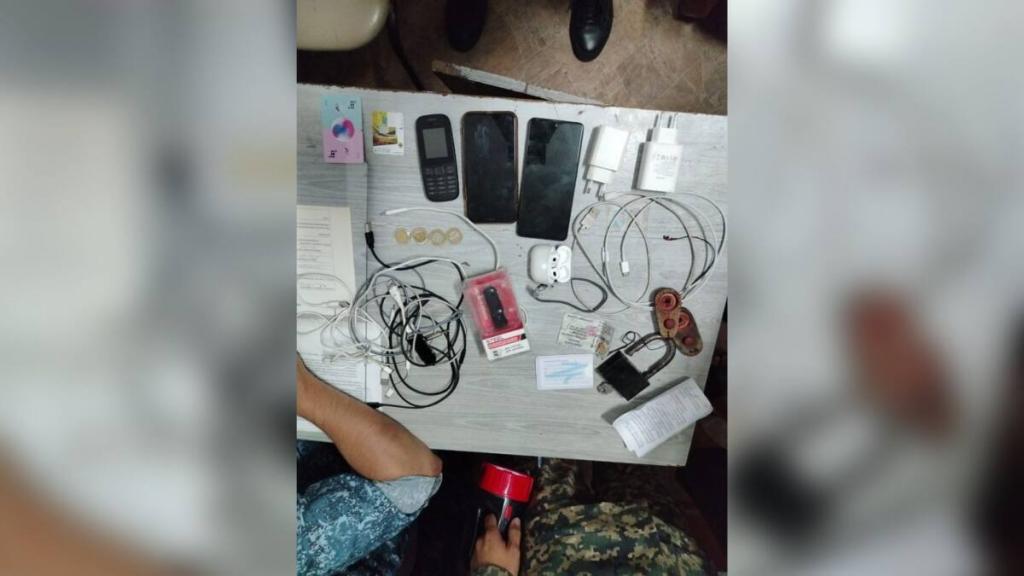 Мобильники пытались передать в грузовом автомобиле в столичную колонию