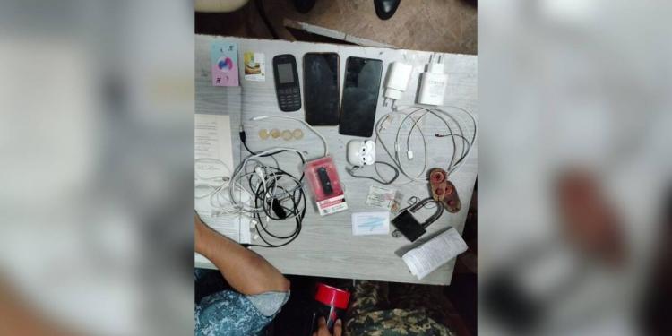 Мобильники пытались передать в грузовом автомобиле в столичную колонию