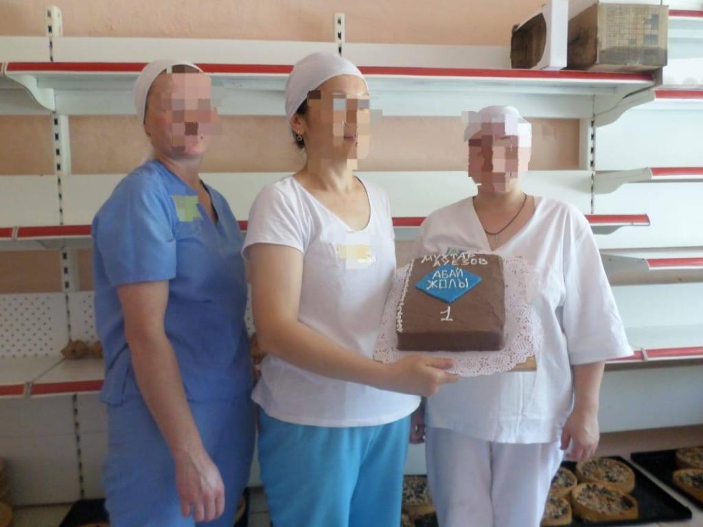 Осужденная испекла торт-книгу “Путь Абая” в области Абай