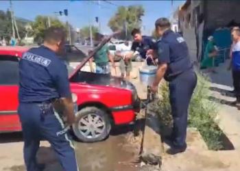 Полицейские помогли потушить горящий автомобиль в Туркестанской области