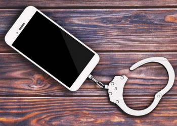 Женщина украла телефон у сына своей подруги в Астане