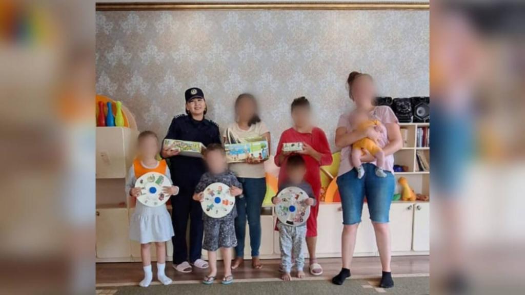 Игрушки ручной работы подарили детям “Дома Мамы” сотрудники женской колонии Карагандинской области