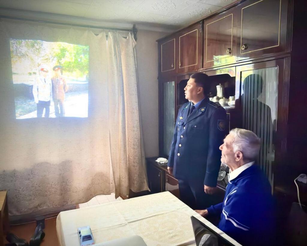 Памятный подарок подготовили сотрудники УИС ко Дню пожилых людей в области Абай