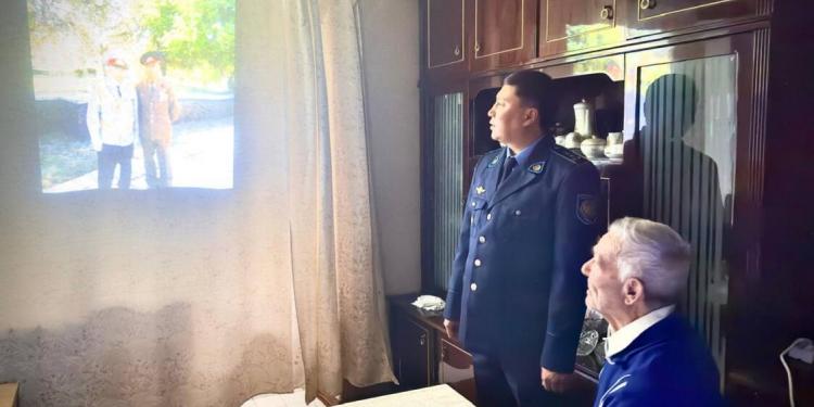 Памятный подарок подготовили сотрудники УИС ко Дню пожилых людей в области Абай