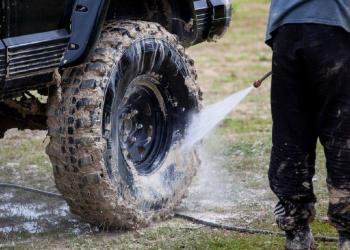 Более 150 водителей грузовиков наказали за вывоз грязи на проезжую часть в Алматы
