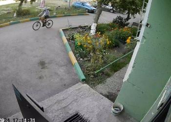 Кража велосипеда попала в объектив камеры видеонаблюдения в Актобе