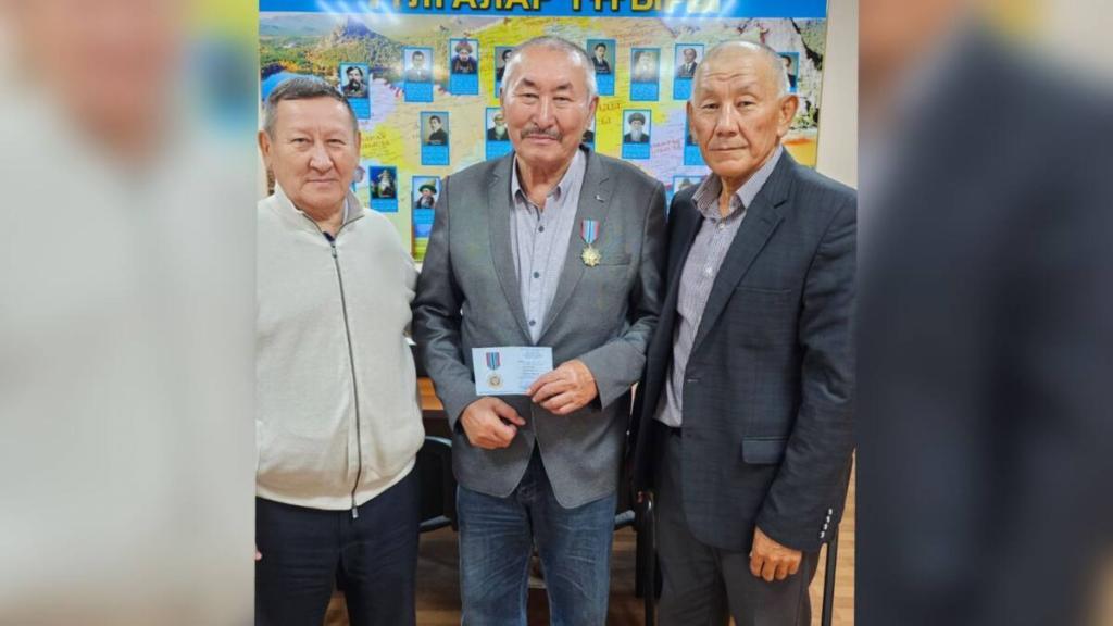 Нагрудным знаком “Почетный ветеран МВД” наградили ветерана ОВД Сансызбая Сапарова