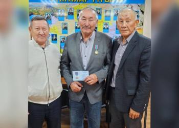 Нагрудным знаком “Почетный ветеран МВД” наградили ветерана ОВД Сансызбая Сапарова