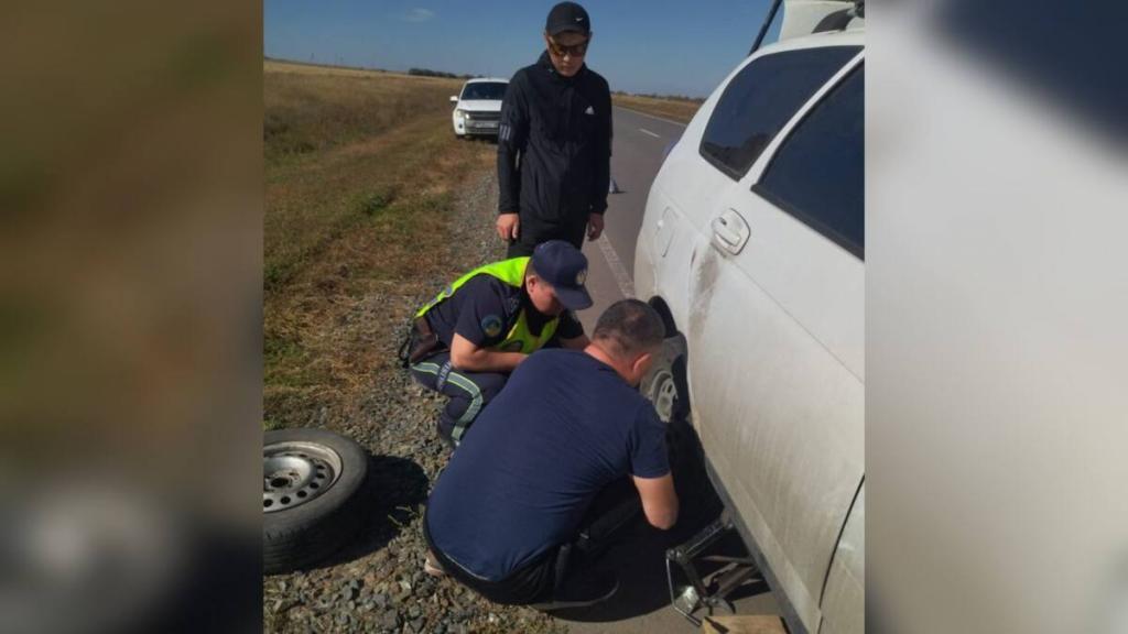 Патрульные полицейские оказали помощь на дороге жителю Павлодарской области