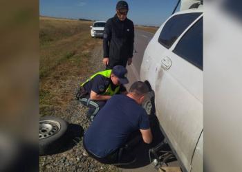 Патрульные полицейские оказали помощь на дороге жителю Павлодарской области