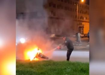 Полицейские потушили загоревшийся мотоцикл в Рудном