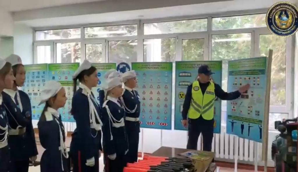 Юные стражи правопорядка обеспечивают дорожную безопасность сверстников Алматинской области