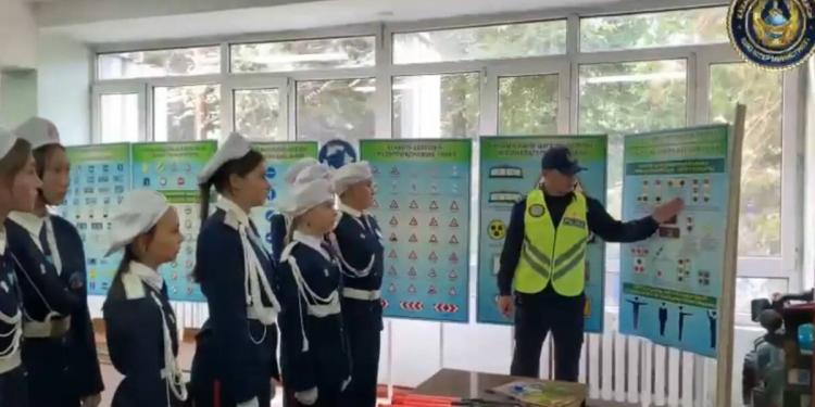 Юные стражи правопорядка обеспечивают дорожную безопасность сверстников Алматинской области