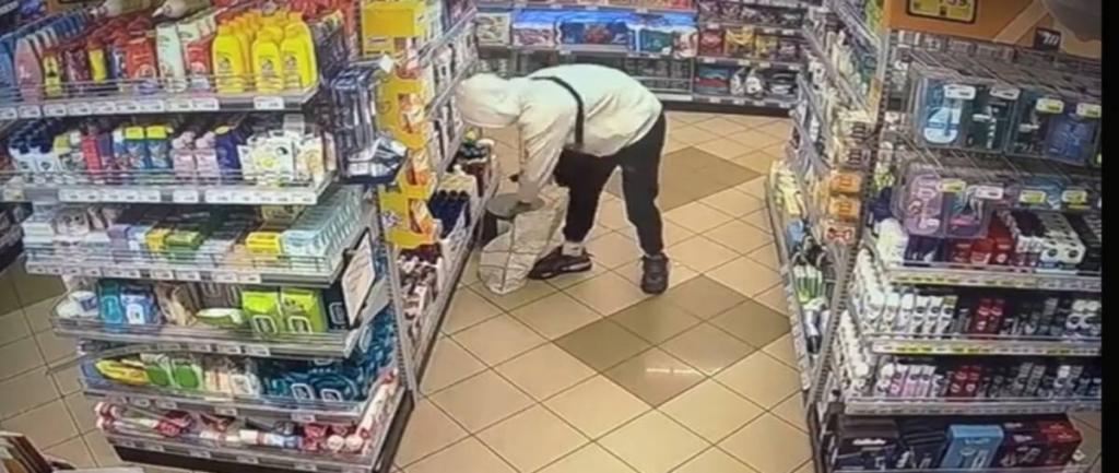 Столичного похитителя шампуней зафиксировали камеры видеонаблюдения в супермаркете