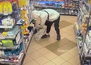 Столичного похитителя шампуней зафиксировали камеры видеонаблюдения в супермаркете