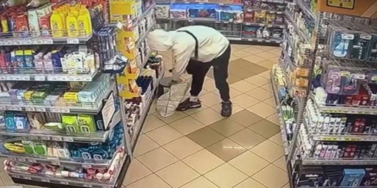 Столичного похитителя шампуней зафиксировали камеры видеонаблюдения в супермаркете