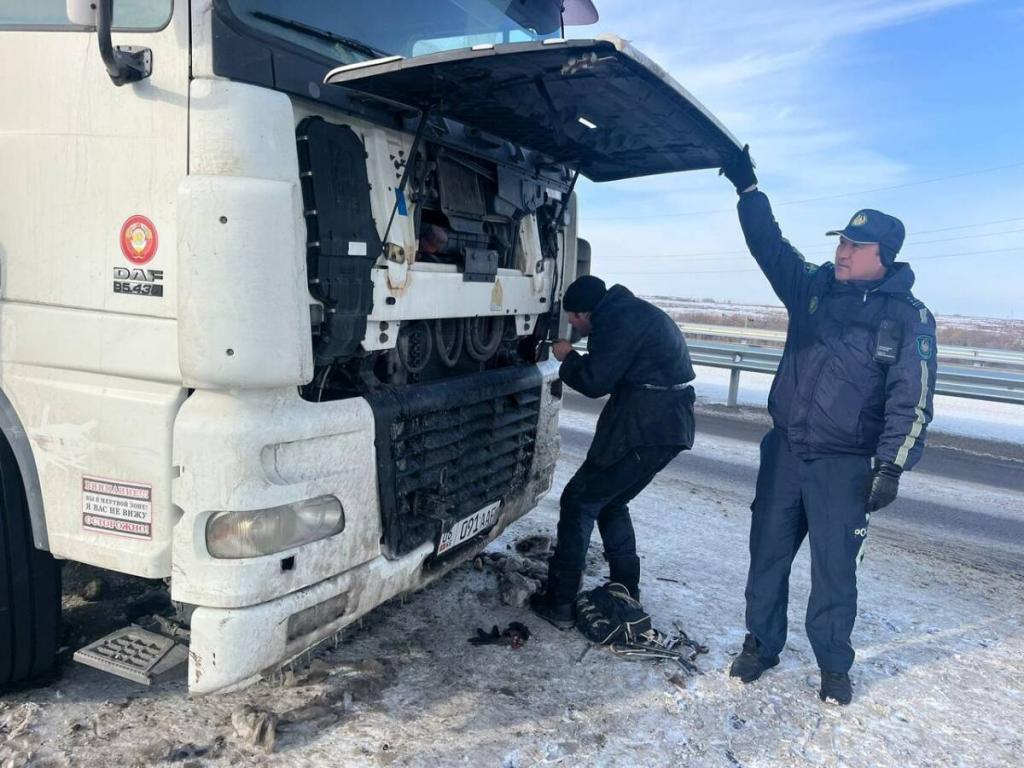 Полицейские в Костанайской области помогли водителю из Кыргызстана в непогоду