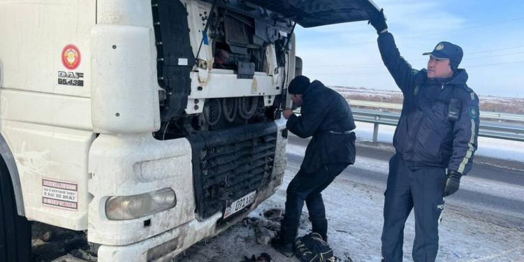 Полицейские в Костанайской области помогли водителю из Кыргызстана в непогоду