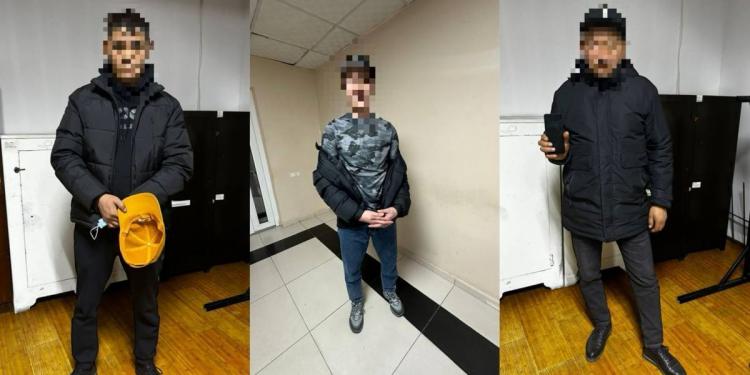 Трое щипачей задержаны с поличным в Алматы