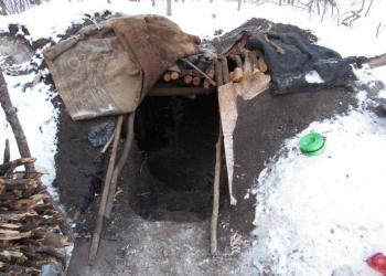 В самодельной землянке скрывался подозреваемый в двух преступлениях