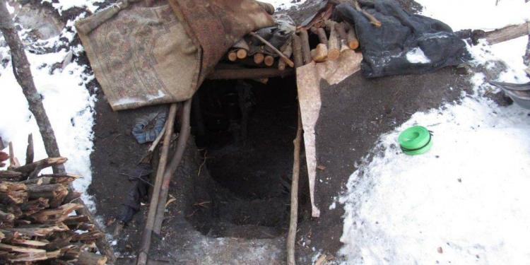В самодельной землянке скрывался подозреваемый в двух преступлениях