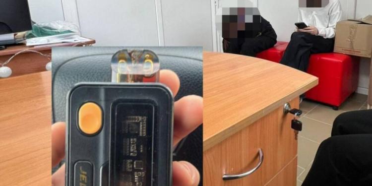 14-летняя школьница из Павлодарской области курила в школьной уборной