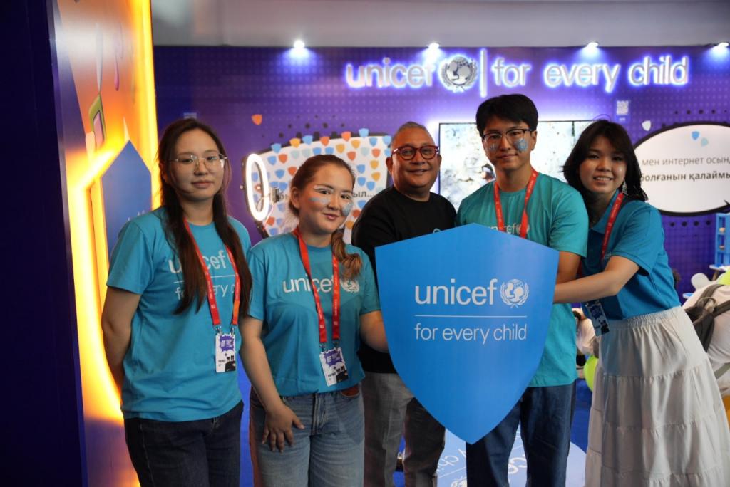 Дети участвуют в активности UNICEF Казахстан на тему безопасного интернета для каждого ребёнка
