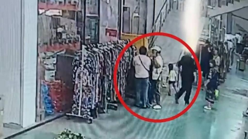 Полицейские поймали "рыночных охотниц" в Алматы
