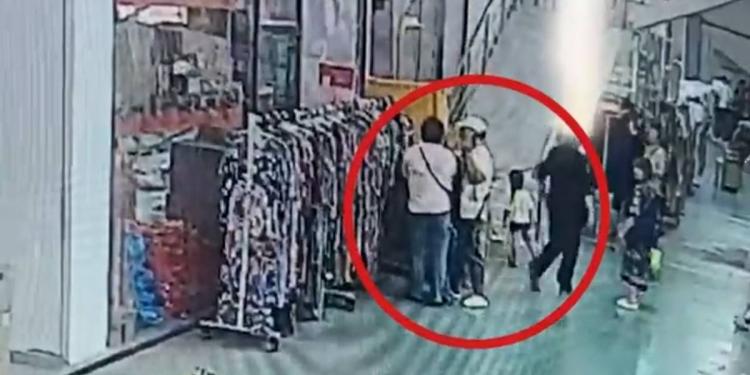 Полицейские поймали "рыночных охотниц" в Алматы