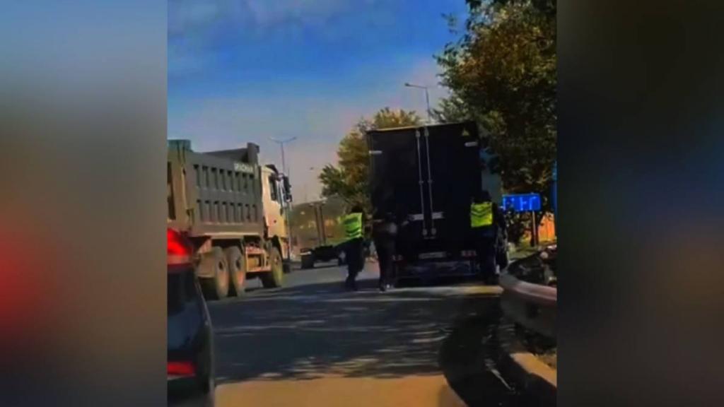 Полицейские руками вытолкали застрявший грузовик