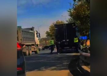 Полицейские руками вытолкали застрявший грузовик
